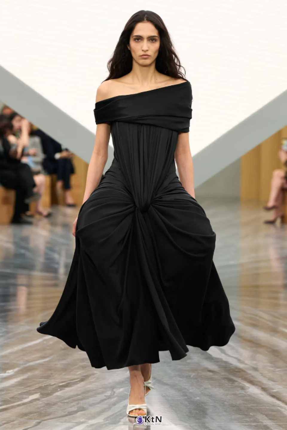 Jonathan Anderson's Debut Dior SS26 Womenswear Collection Was Nothing Short of Spectacular. 사진=Dior, K trendy NEWS DB ⓒ케이 트렌디뉴스 무단전재 및 수집, 재배포금지