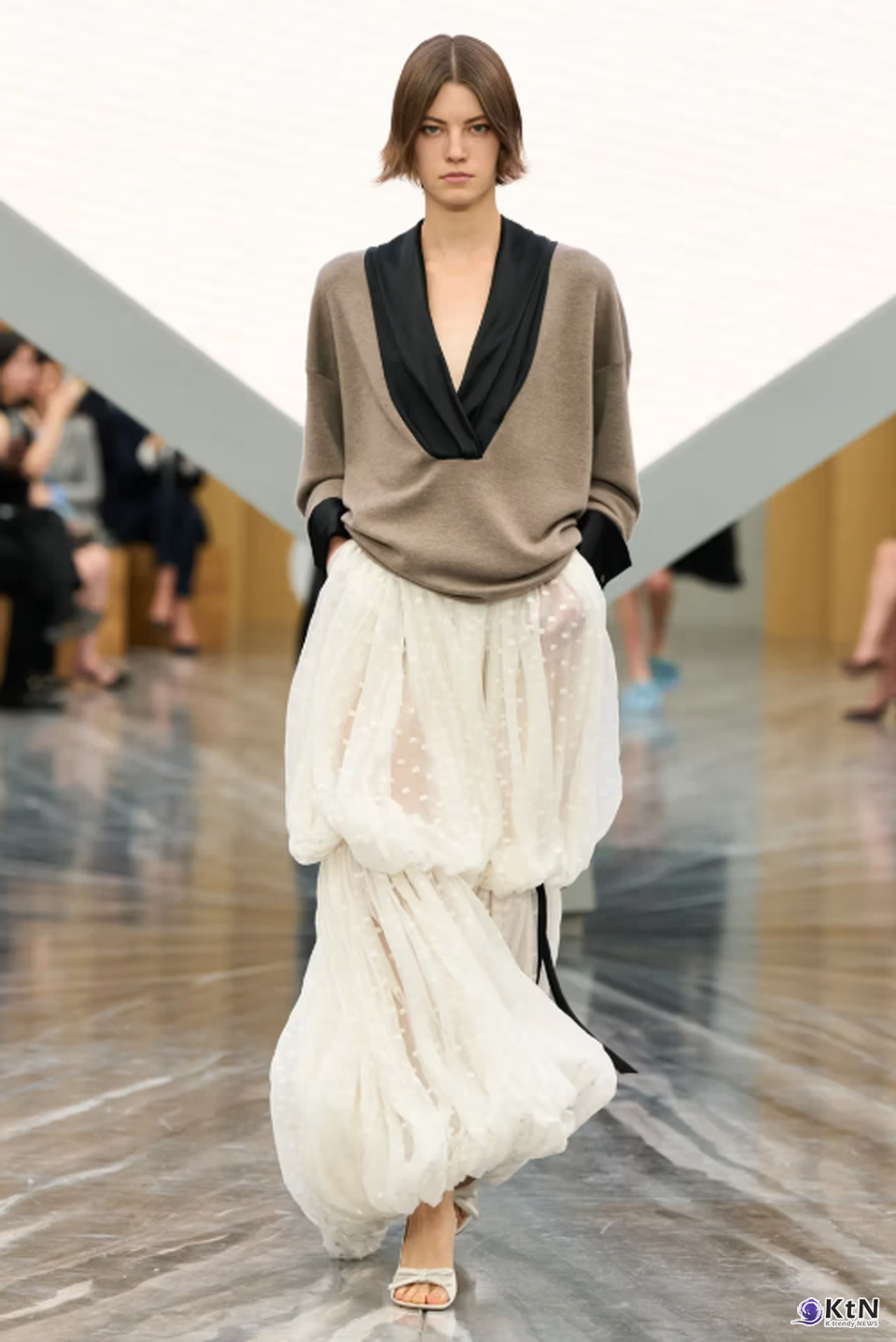 Jonathan Anderson's Debut Dior SS26 Womenswear Collection Was Nothing Short of Spectacular. 사진=Dior, K trendy NEWS DB ⓒ케이 트렌디뉴스 무단전재 및 수집, 재배포금지