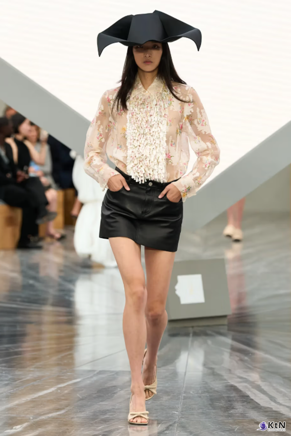 Jonathan Anderson's Debut Dior SS26 Womenswear Collection Was Nothing Short of Spectacular. 사진=Dior, K trendy NEWS DB ⓒ케이 트렌디뉴스 무단전재 및 수집, 재배포금지