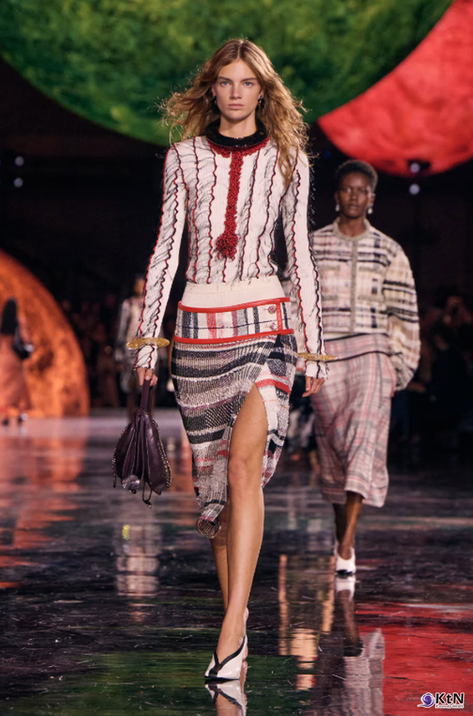 Matthieu Blazy's Debut SS26 Collection Redefines the Chanel Woman. 사진=Chanel, K trendy NEWS DB ⓒ케이 트렌디뉴스 무단전재 및 수집, 재배포금지