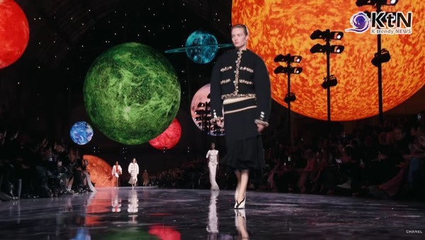 “제니, 샤넬의 별이 된 밤…파리패션위크의 중심을 빛내다”  사진=2025 10.08 샤넬 K trendy NEWS DB ⓒ케이 트렌디뉴스 무단전재 및 수집, 재배포금지