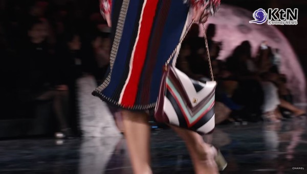 “제니, 샤넬의 별이 된 밤…파리패션위크의 중심을 빛내다”  사진=2025 10.08 샤넬 K trendy NEWS DB ⓒ케이 트렌디뉴스 무단전재 및 수집, 재배포금지