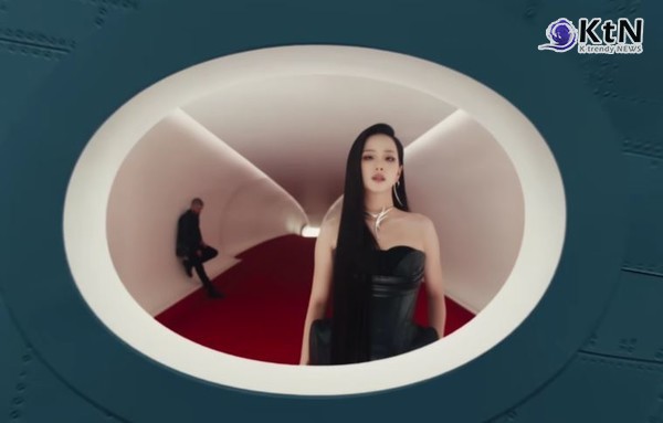 블랙핑크 지수, 英 가수 제인과 첫 콜라보 ‘EYES CLOSED’로 폭발 반응 사진=2025 10.10  JISOO X ZAYN - EYES CLOSED (OFFICIAL MV) K trendy NEWS DB ⓒ케이 트렌디뉴스 무단전재 및 수집, 재배포금지