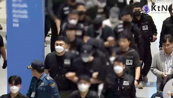 ‘캄보디아 구금’ 한국인 64명 전세기로 송환… 보이스피싱 조직 전원 수사 착수  사진=2025 10.18  유튜브 영상 갈무리 K trendy NEWS DB ⓒ케이 트렌디뉴스 무단전재 및 수집, 재배포금지