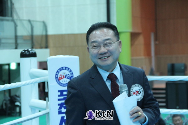 링 아나운서로 선수 소개하는 정선용 관장 (사진=조영식 기자)