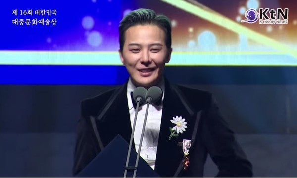 지드래곤, 최연소 옥관문화훈장 수상…“빅뱅 20주년, 멤버들과 나누고파” 사진=2025 10.25   THE K-POP  유튜브 영상 갈무리 K trendy NEWS DB ⓒ케이 트렌디뉴스 무단전재 및 수집, 재배포금지