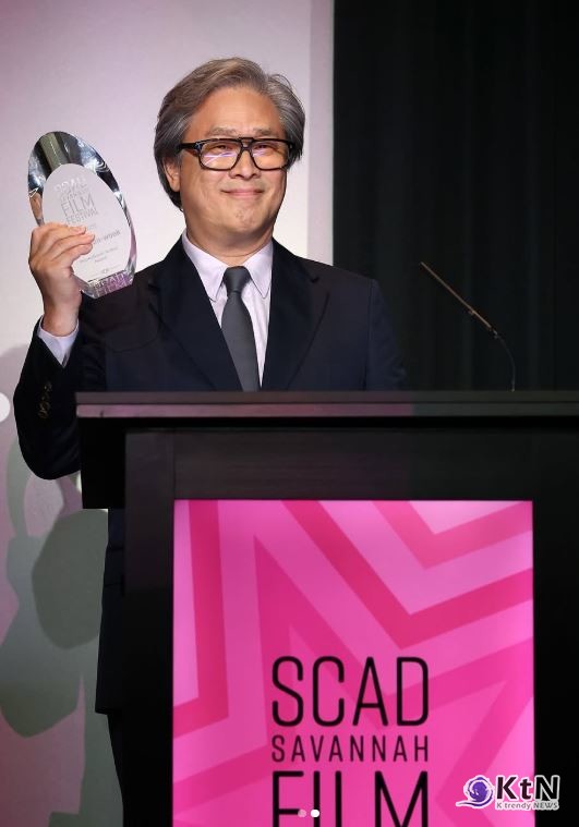 ‘어쩔 수가 없다’ 박찬욱, 美 사바나영화제서 국제 오뙤르상 영예 사진=2025 10.27   savfilmfest 인스타그램 갈무리 K trendy NEWS DB ⓒ케이 트렌디뉴스 무단전재 및 수집, 재배포금지