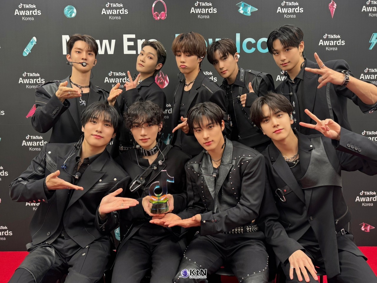 더보이즈가 틱톡어워즈에서 베스트 퍼포먼스상을 수상했다. / 사진=원헌드레드. K trendy NEWS DB. ⓒ케이 트렌디뉴스 무단전재 및 수집, 재배포금지.