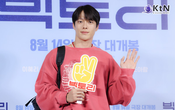 장기용의 특별한 한손 하트 포즈로 매력 발산, 8월 14일 대망의 개봉 기대/사진=K trendy NEWS DB ⓒ케이 트렌디뉴스 무단전재 및 수집, 재배포금지