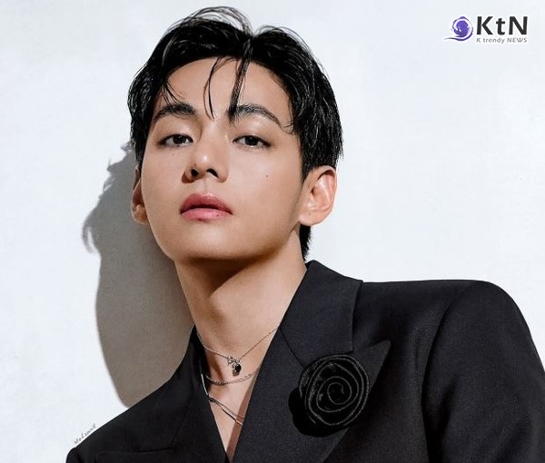 BTS 뷔, ‘윈터 어헤드’ 스포티파이 5억 스트리밍 돌파...솔로 4번째사진=2025 10.28   컴포즈 커피 포스터 갈무리  K trendy NEWS DB ⓒ케이 트렌디뉴스 무단전재 및 수집, 재배포금지