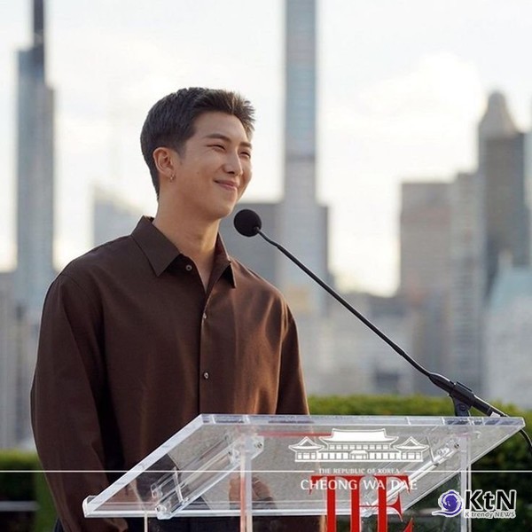 방탄소년단(BTS)의 리더 RM(본명 김남준)  APEC CEO 서밋 기조연설… K-컬처는 감성 자본, 경제를 움직이는 힘  사진=2025 10.27  대통령실 / 편집  K trendy NEWS DB ⓒ케이 트렌디뉴스 무단전재 및 수집, 재배포금지