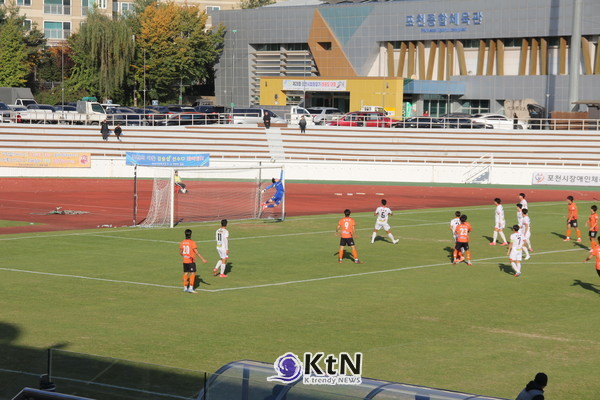 포천종합운동장에서 포천은 리그1위 김해를 맞아 막상막하의 경기를 펼쳤다. 백영현 시장을 비롯한 많은 시민들은 2025년 홈 마지막 경기를 힘차게 응원했다. (사진=조영식 기자)