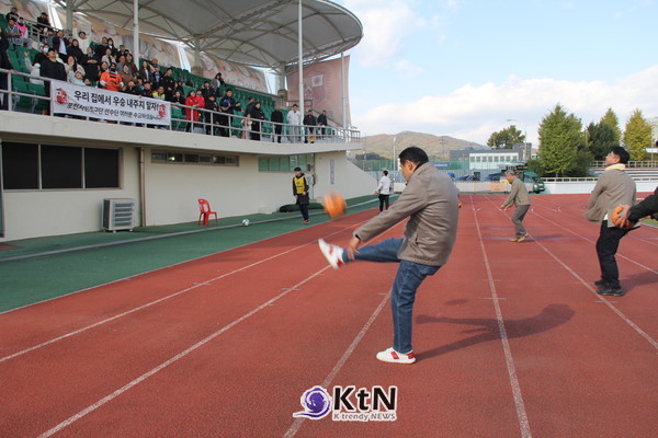 포천종합운동장에서 포천은 리그1위 김해를 맞아 막상막하의 경기를 펼쳤다. 백영현 시장을 비롯한 많은 시민들은 2025년 홈 마지막 경기를 힘차게 응원했다. 경기전 선수 사인볼을 관중석을 향해 킥하는 백영현 시장 (사진=조영식 기자)