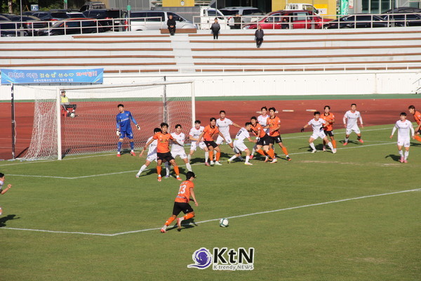 포천종합운동장에서 포천은 리그1위 김해를 맞아 막상막하의 경기를 펼쳤다. 백영현 시장을 비롯한 많은 시민들은 2025년 홈 마지막 경기를 힘차게 응원했다. (사진=조영식 기자)