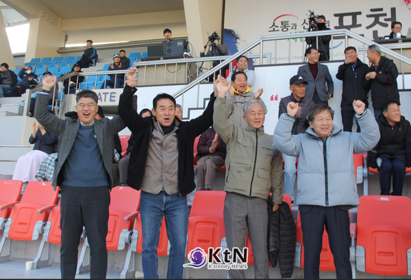 포천종합운동장에서 포천은 리그1위 김해를 맞아 막상막하의 경기를 펼쳤다. 후반 포천의 만회 골에 환호. 좌로부터 이덕주 농협시지부장,  백영현 시장, 정종근 체육회장, 장영규 구단 대표 (사진=조영식 기자)