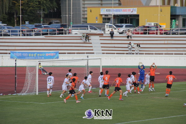 포천종합운동장에서 포천은 리그1위 김해를 맞아 막상막하의 경기를 펼쳤다. 시민들은 2025년 홈 마지막 경기를 힘차게 응원했다. (사진=조영식 기자)
