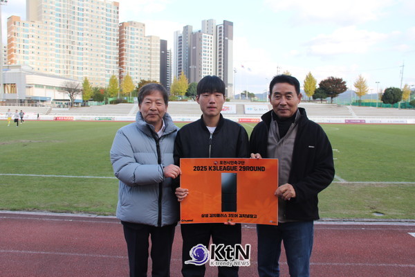 행운권 추첨에서 김치냉장고의 행운 시민과 기념사진 (사진=조영식 기자)