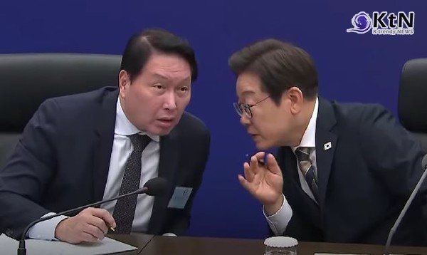 "한국은 지금 깔딱고개 넘는 중" 이재명 대통령-최태원, AI 협력 맞손 [AI 글로벌 협력 기업 간담회]  사진=2025 06.20  KTV  영상 갈무리 K trendy NEWS DB ⓒ케이 트렌디뉴스 무단전재 및 수집, 재배포금지