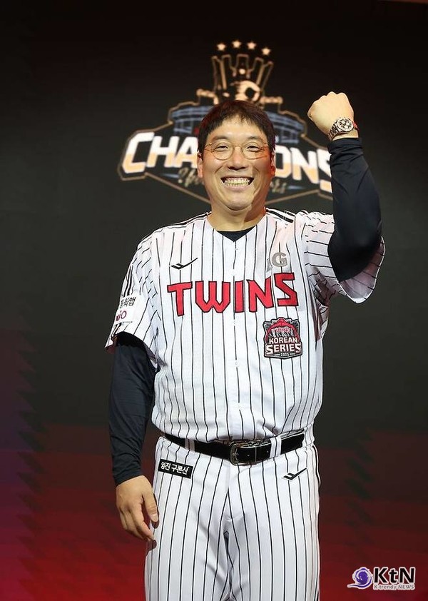 구광모 회장, 김현수에 1억 롤렉스 시계 선물, LG 트윈스가 만든 우승의 전통 사진=2025 11.06     LG 트윈스는 2025 시즌 통합 우승을 기념하는 행사에서 구광모 회장이 김현수 MVP에게 1억 원 상당의 롤렉스 시계를 수여했다. (LG 제공)K trendy NEWS DB ⓒ케이 트렌디뉴스 무단전재 및 수집, 재배포금지