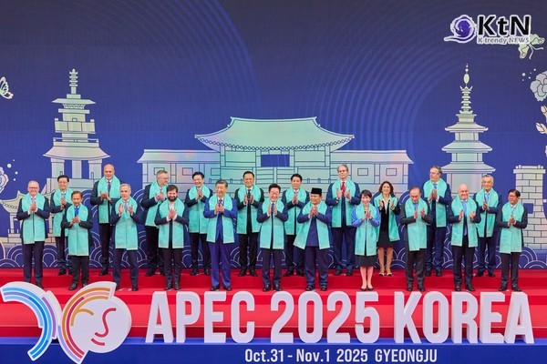 이재명 대통령 지지율 63%…‘외교 성과’로 5주 만에 60%대 회복  사진=2025 11.07 이재명 대통령 페이스북 갈무리 / 편집   K trendy NEWS DB ⓒ케이 트렌디뉴스 무단전재 및 수집, 재배포금지