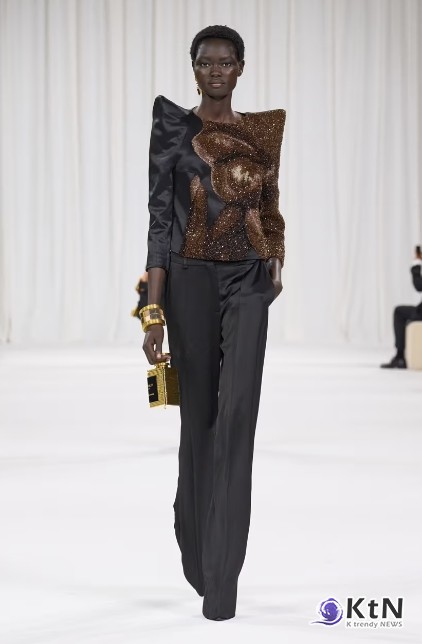 2025년 봄/여름 시즌, 올리비에 루스테잉(Olivier Rousteing)은 발망(Balmain)을 통해 패션과 예술, 그리고 인간성을 직조해냈다. / 사진= Balmain, K trendy NEWS DB ⓒ케이 트렌디뉴스 무단전재 및 수집, 재배포금지