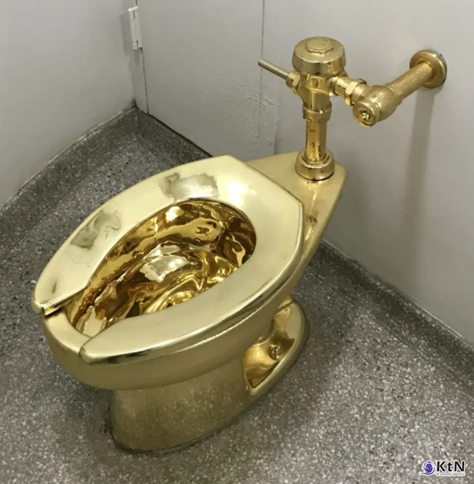 Maurizio Cattelan: The golden toilet "America" 