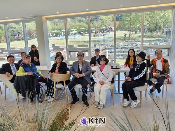 김천우 이사장이 발굴한 시인들은 매월 시 낭송회를 개최하고 있다. 시낭송회 이후 울미숲 커피 타임하는 문인들 (사진=조영식 기자)