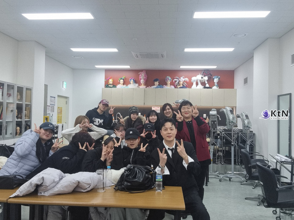 김포대학교 뷰티아트과 × 아이디헤어 취업설명회 및 기술특강 현장본사 김소라 차장의 취업 멘토링과 백철규 원장의 ‘레이어드 커트·C컬 드라이’ 최신 트렌드 특강으로 학생들이 현장 중심 실무 감각과 K-뷰티 기술 트렌드를 직접 체험했다./사진=K trendy NEWS DB ⓒ케이 트렌디뉴스 무단전재 및 수집, 재배포금지