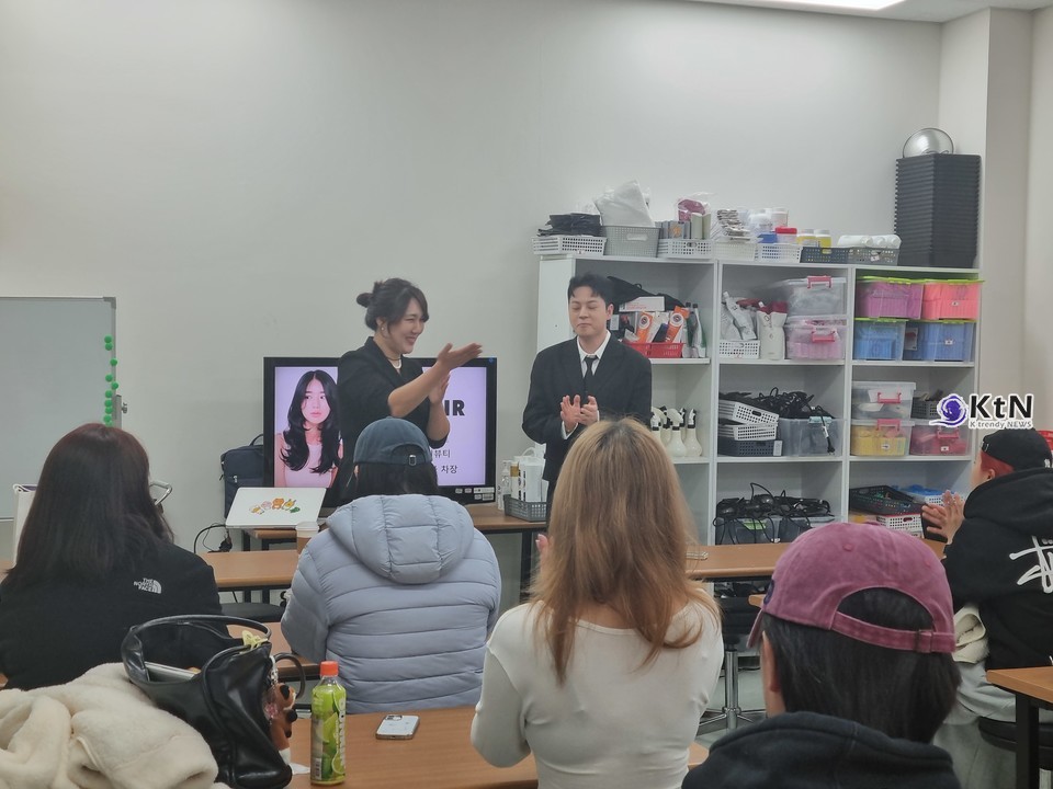 아이디헤어 본사 김소라 차장이 취업설명회 및 멘토링을, 김포 운양점 백철규 원장은 레이어드 커트·C컬 드라이 등 최신 트렌드 기술특강을 진행했다/사진=K trendy NEWS DB ⓒ케이 트렌디뉴스 무단전재 및 수집, 재배포금지