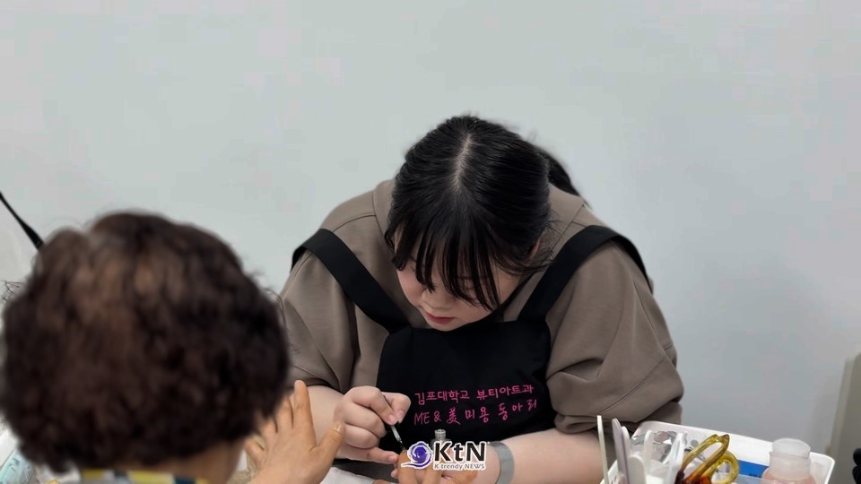 따뜻한 손길이 전하는 위로 – 김포대학교 뷰티아트과 학생들이 어르신들에게 핸드마사지를 진행하며 정서적 교감을 나누고 있다./사진=K trendy NEWS DB ⓒ케이 트렌디뉴스 무단전재 및 수집, 재배포금지