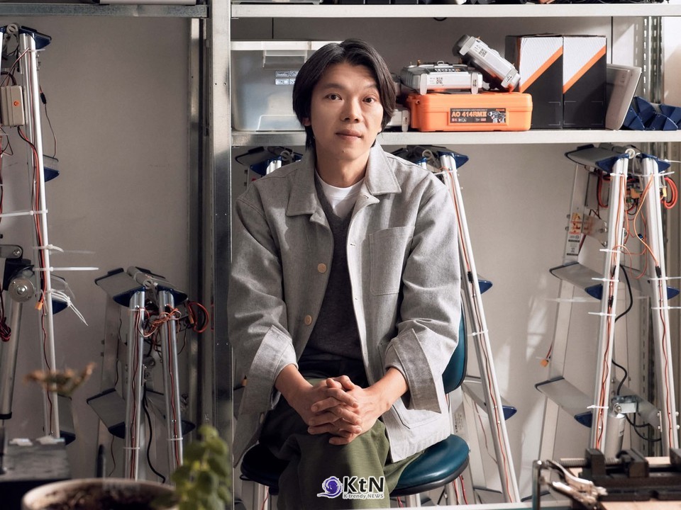 이번 프리뷰의 중심은 미디어 아티스트 권병준 작가의 신작 〈아해와 나엘〉이었다. AI가 생성한 시나리오를 기반으로 두 대의 로봇이 인간처럼 대화하고 움직이는 장면이 펼쳐졌다. /사진=국립현대미술관, K trendy NEWS DB ⓒ케이 트렌디뉴스 무단전재 및 수집, 재배포금지