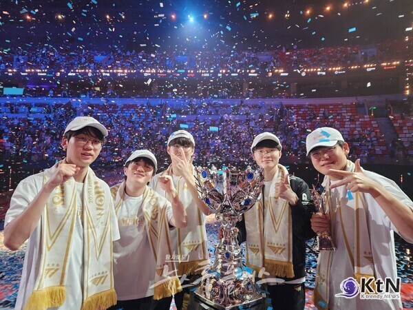 이재명 대통령은 2025 리그 오브 레전드 월드 챔피언십에서 T1이 KT 롤스터를 세트 스코어 3-2로 꺾고 사상 첫 3연패를 달성한 데 대해 e스포츠 역사에 길이 남을 쾌거라고 축하했다.  사진=2025 11.10  T1 선수단 ‘2025 리그 오브 레전드(LoL) 월드 챔피언십’ 우승. (사진=SK스퀘어)  K trendy NEWS DB ⓒ케이 트렌디뉴스 무단전재 및 수집, 재배포금지