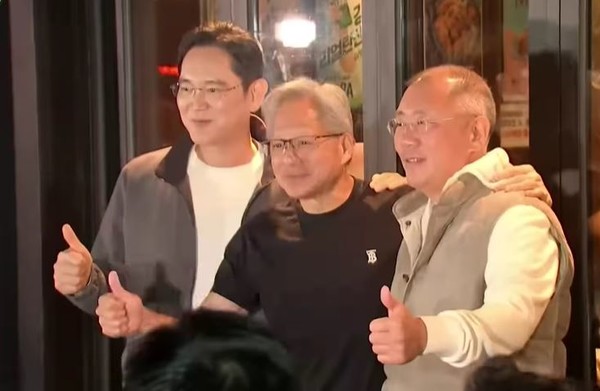 K치맥 앞에서 맺은 기술동맹…젠슨 황·이재용·정의선, ‘AI 깐부’ 결성  사진=2025 10.31 SBS 뉴스 영상 갈무리  K trendy NEWS DB ⓒ케이 트렌디뉴스 무단전재 및 수집, 재배포금지