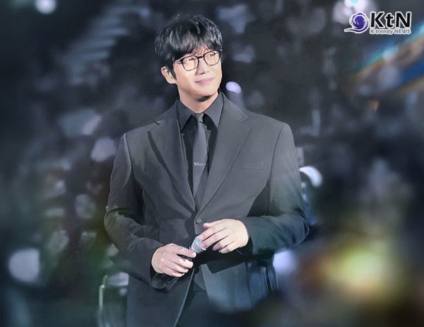 성시경 매니저 횡령 논란…오타니 사건급 배신 지적 [종합]  성시경이 전 매니저 횡령 의혹이라는 어려움 속에서도, 팬들을 위해 연말 콘서트를 준비한다.  팬들과 오랜 시간 지켜온 약속인 연말 공연 ‘2025 성시경 연말 콘서트–성시경’을 12월 25일부터 28일까지 올림픽공원 케이스포 돔에서 개최한다고 알리며 음악 활동에 집중하겠다는 의지를 드러냈다.  사진=2025 11.10   에스케이재원  K trendy NEWS DB ⓒ케이 트렌디뉴스 무단전재 및 수집, 재배포금지