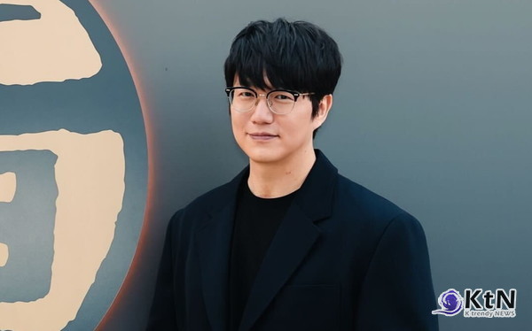 성시경 매니저 횡령 논란…오타니 사건급 배신 지적 [종합]  성시경이 전 매니저 횡령 의혹이라는 어려움 속에서도, 팬들을 위해 연말 콘서트를 준비한다.  팬들과 오랜 시간 지켜온 약속인 연말 공연 ‘2025 성시경 연말 콘서트–성시경’을 12월 25일부터 28일까지 올림픽공원 케이스포 돔에서 개최한다고 알리며 음악 활동에 집중하겠다는 의지를 드러냈다.  사진=2025 11.10   에스케이재원  K trendy NEWS DB ⓒ케이 트렌디뉴스 무단전재 및 수집, 재배포금지