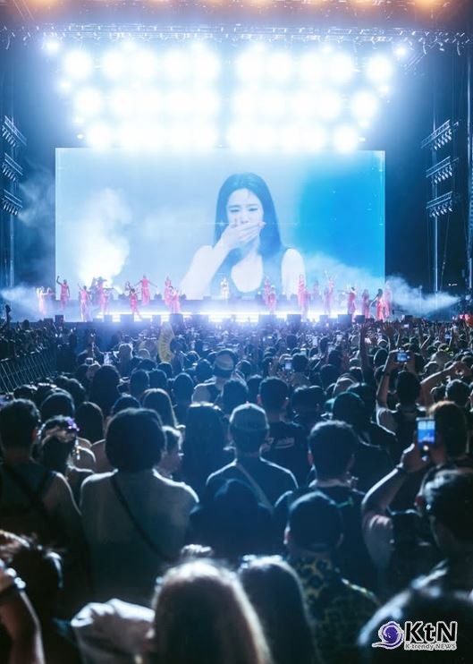 블랙핑크 제니, 스페인 매드 쿨 페스티벌 출격… 세계급 라인업과 어깨 나란히   제니는 이미 글로벌 무대 경험을 충분히 증명한 바 있다. 지난 4월 미국에서 열린 ‘코첼라 밸리 뮤직 앤드 아츠 페스티벌’에서 K팝 솔로 아티스트 최초로 대형 메인 스테이지인 ‘아웃도어 시어터’에 오르며 단독 퍼포먼스를 선보였다. ​​​​​​​ 사진=2025 11.10  jennierubyjane 인스타그램 갈무리   K trendy NEWS DB ⓒ케이 트렌디뉴스 무단전재 및 수집, 재배포금지