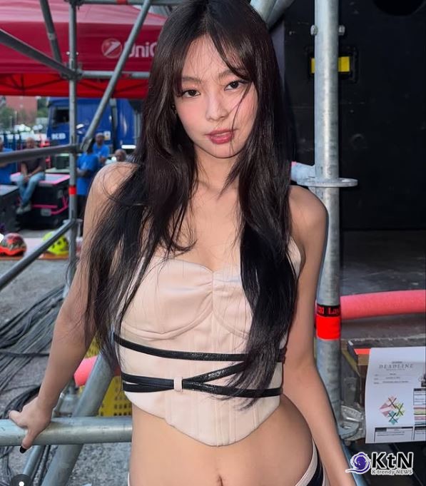 블랙핑크 제니, 스페인 매드 쿨 페스티벌 출격… 세계급 라인업과 어깨 나란히   제니는 2026년 7월 8~11일 스페인 마드리드에서 열리는 ‘매드 쿨 페스티벌(Mad Cool Festival)’에 단독 헤드라이너로 출격한다. K팝 아티스트 가운데 올해 라인업에 오른 유일한 이름이다.  ​​​​​​​ 사진=2025 11.10  jennierubyjane 인스타그램 갈무리   K trendy NEWS DB ⓒ케이 트렌디뉴스 무단전재 및 수집, 재배포금지