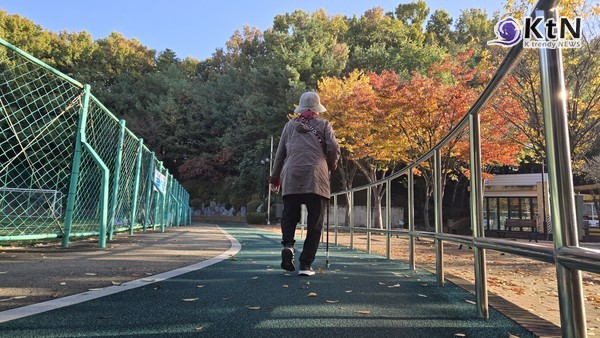 삶의 질은 회복되는데 노후는 불안… 통계로 본 한국 사회의 불균형 [2025 사회조사]  국민 10명 중 7명이 노후를 준비하고 있지만 상당수는 여전히 국민·직역연금에 의존하는 불안정한 구조가 드러났다.   국가데이터처가 발표한 ‘2025년 사회조사 결과’  사진=2025 11.11  K trendy NEWS DB ⓒ케이 트렌디뉴스 무단전재 및 수집, 재배포금지