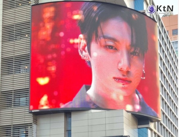 정국, 서울 전역 장악한 캘빈클라인 옥외광고…팬들 인증샷 릴레이 사진제공ㅣ캘빈클라인(Calvin Klein Inc.)  사진=2025 11.12  K trendy NEWS DB ⓒ케이 트렌디뉴스 무단전재 및 수집, 재배포금지