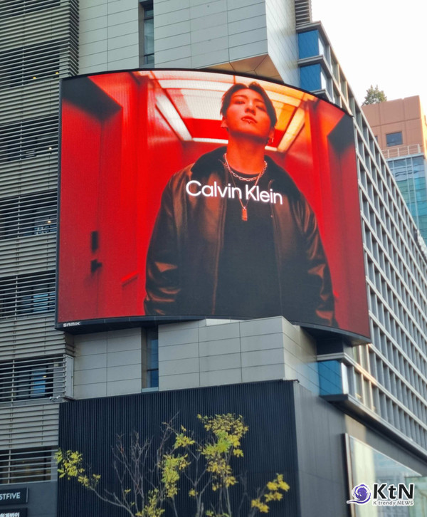 정국, 서울 전역 장악한 캘빈클라인 옥외광고…팬들 인증샷 릴레이 사진제공ㅣ캘빈클라인(Calvin Klein Inc.)  사진=2025 11.12  K trendy NEWS DB ⓒ케이 트렌디뉴스 무단전재 및 수집, 재배포금지