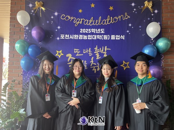 포토존에서 기념 사진 찍는 졸업생들 (사진=조영식 기자)