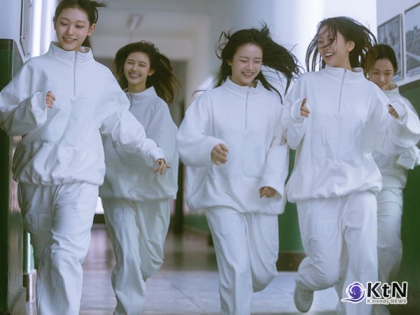 뉴진스 완전체 어도어 복귀 결정에 민희진, ‘5명이어야 한다’ 전폭 지지 [종합] 걸그룹 뉴진스가 전속 계약 해지 선언 이후 정확히 1년 만에 다시 어도어로 돌아온다. 법원의 전속계약 유효 판결과 멤버 간 논의, 그리고 민희진 전 어도어 대표의 공개적 지지가 맞물리며 혼란이 길었던 분쟁 구도가 빠르게 정상화 국면에 접어든 모습이다.   사진=2025 11.12 어도어  K trendy NEWS DB ⓒ케이 트렌디뉴스 무단전재 및 수집, 재배포금지