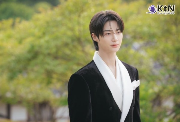 아이유·변우석 설레는 케미스트리 첫 투샷 공개…‘21세기 대군부인’ 2026년 디즈니+ 공개  사진=2025 11.12   디즈니+ / 편집 K trendy NEWS DB ⓒ케이 트렌디뉴스 무단전재 및 수집, 재배포금지