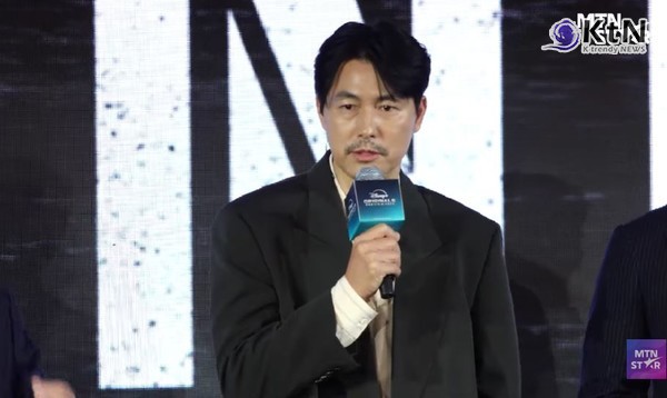 두 배우는 13일 홍콩 디즈니랜드 호텔에서 열린 행사에 참석해 작품의 세계관과 캐릭터를 소개했다. ‘메이드 인 코리아’는 우민호 감독이 연출한 1970년대 배경의 시대극으로, 국가를 수익 모델로 삼는 백기태(현빈)와 그를 추적하는 검사 장건영(정우성)의 대립을 그린다. 우도환·조여정·서은수 등 다양한 배우진이 합류했으며, ‘비즈니스맨’ 예고편을 통해 액션·감정 연기가 공개돼 화제를 모았다. 시즌 1은 12월 24일부터 순차 공개되며 시즌 2 제작도 확정됐다.  사진=2025 11.12    MTN STAR 영상 갈무리 / 편집  K trendy NEWS DB ⓒ케이 트렌디뉴스 무단전재 및 수집, 재배포금지