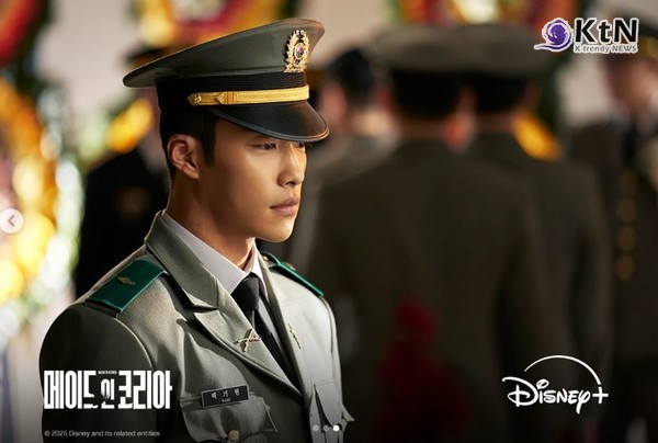  ‘메이드 인 코리아’는 우민호 감독이 연출한 1970년대 배경의 시대극으로, 국가를 수익 모델로 삼는 백기태(현빈)와 그를 추적하는 검사 장건영(정우성)의 대립을 그린다. 우도환·조여정·서은수 등 다양한 배우진이 합류했으며, ‘비즈니스맨’ 예고편을 통해 액션·감정 연기가 공개돼 화제를 모았다. 시즌 1은 12월 24일부터 순차 공개되며 시즌 2 제작도 확정됐다.  사진=2025 11.12    디즈니+  인스타그램 캡처  우도환/ 편집  K trendy NEWS DB ⓒ케이 트렌디뉴스 무단전재 및 수집, 재배포금지