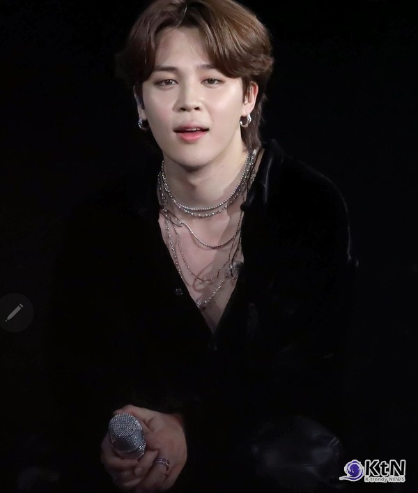 “목소리가 지문” BTS 지민, 음색 천재 아이돌 1위  방탄소년단 지민이 독보적인 음색과 압도적 팬 지지를 기반으로 각종 글로벌 인기투표에서 ‘K-POP 최고의 음색 천재’ 1위에 오르며 독보적 보컬리스트임을 다시 한번 입증했다.  사진=2025 11.13  팬덤 아미 엑스 갈무리  K trendy NEWS DB ⓒ케이 트렌디뉴스 무단전재 및 수집, 재배포금지