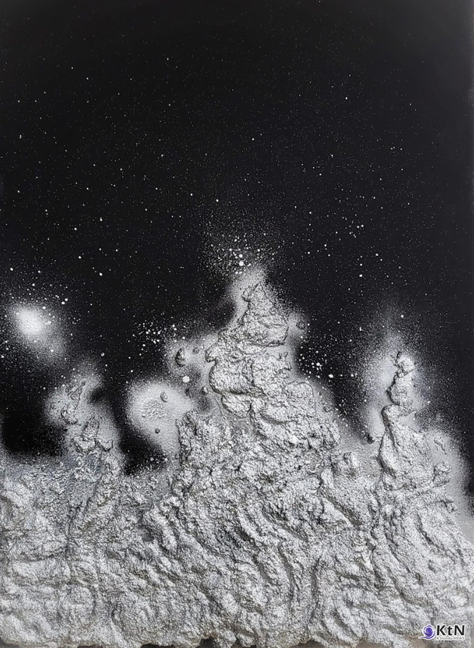 신 진경산수화 新 眞景山水畵대리석 알갱이, 크롬 도금 등 90.1X72.2cm 2023. 사진=K trendy NEWS DB ⓒ케이 트렌디뉴스 무단전재 및 수집, 재배포금지