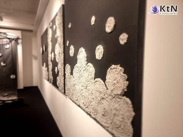 임하나 작가의 작품은 대리석과 패브릭, 나무판넬을 사용하여 독특한 형태의 볼륨감과 텍스처를 만들어낸다. /사진=K trendy NEWS DB ⓒ케이 트렌디뉴스 무단전재 및 수집, 재배포금지