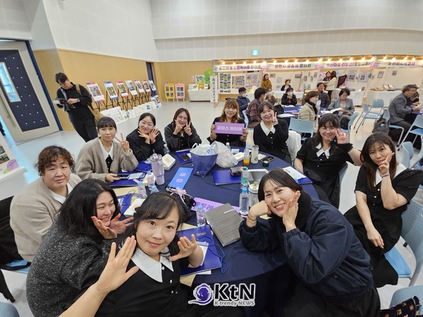 2025년 포천시 마을공동체 성과공유회가 성황리에 펼쳐졌다. 해맑은 미소의 마마스 콰이어 회원들 (사진=조영식 기자)