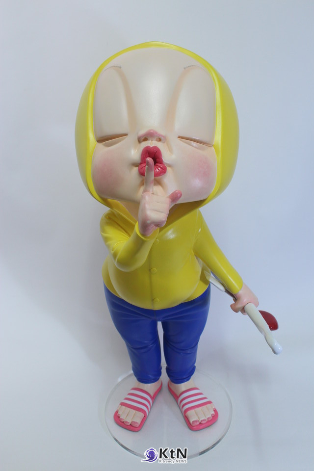 김정대 作 사랑꾼. 쉿! 42X48X80(h)cm  (Resin, Oil) 2021 /사진=뤄니갤러리, K trendy NEWS DB ⓒ케이 트렌디뉴스 무단전재 및 수집, 재배포금지